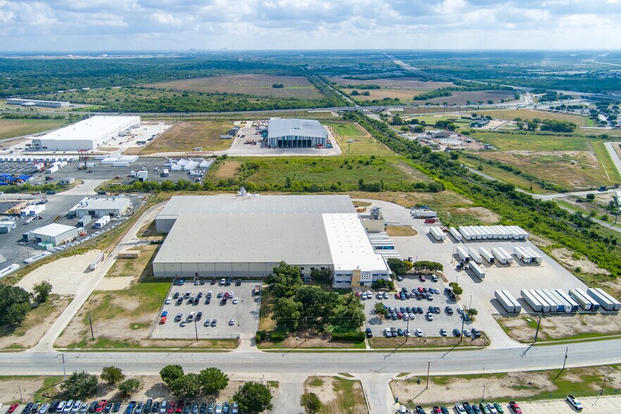 10600 Fischer Rd, Von Ormy, TX à vendre - Photo du bâtiment - Image 1 de 5