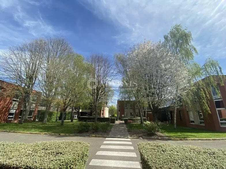 Flex in Montigny-le-Bretonneux for lease - Building Photo - Image 1 of 9