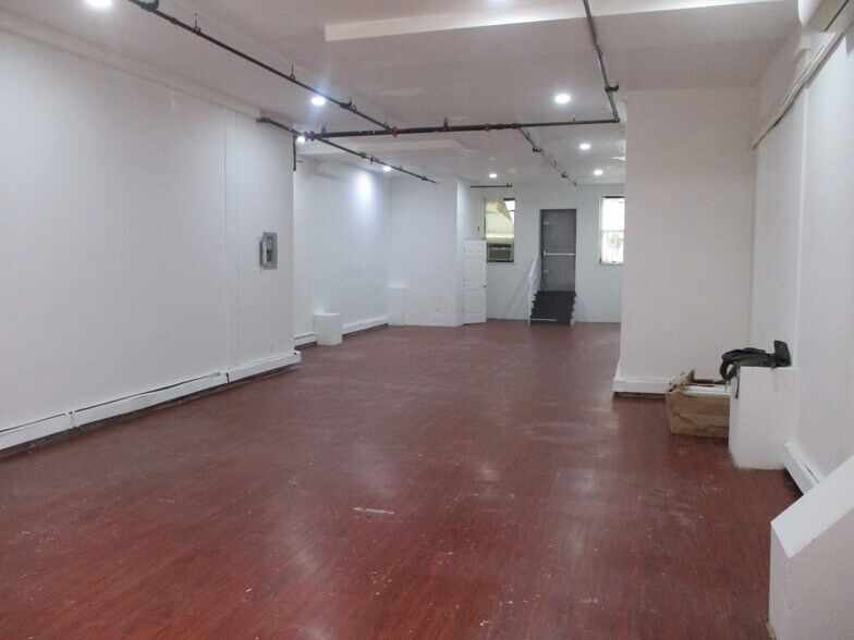 1156 Saint Johns Pl, Brooklyn, NY for lease - Interior Photo - Image 2 of 7