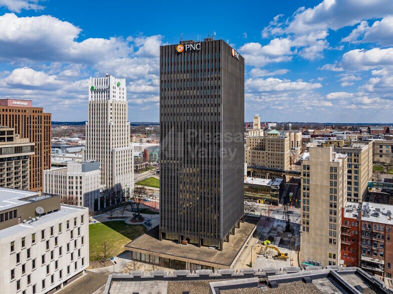 1 Cascade Plz, Akron, OH à louer - Photo du bâtiment - Image 2 de 12