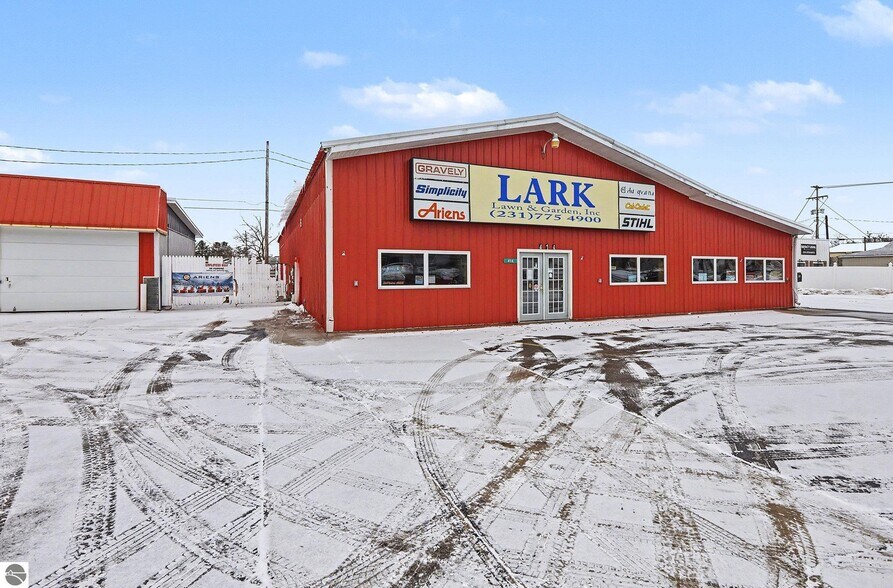 414 S Mitchell St, Cadillac, MI à vendre - Photo du bâtiment - Image 3 de 31