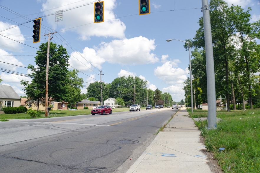 1907 Getz Rd, Fort Wayne, IN for sale - Building Photo - Image 2 of 4