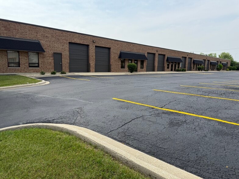 1670-1690 Wright Blvd, Schaumburg, IL for lease - Building Photo - Image 1 of 3