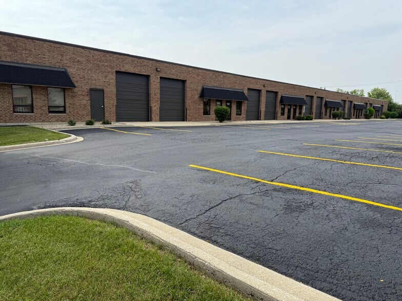 1670-1690 Wright Blvd, Schaumburg, IL à louer - Photo du bâtiment - Image 1 de 3