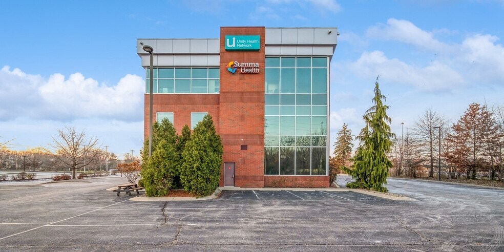 701 White Pond Dr, Akron, OH à louer - Photo du bâtiment - Image 3 de 9