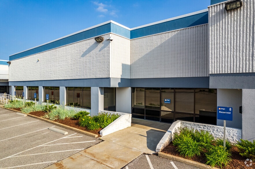 6770 Southpointe Pky, Brecksville, OH for lease - Building Photo - Image 2 of 14