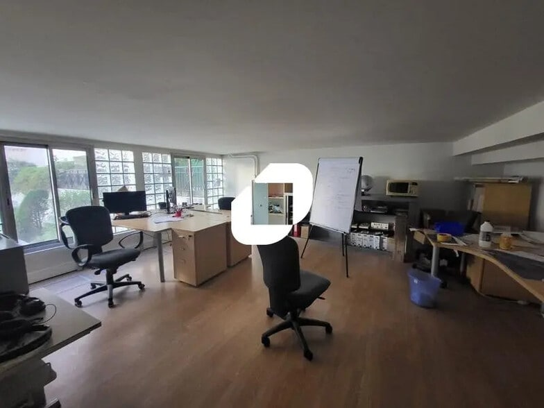 Flex in Montrouge for lease - Interior Photo - Image 3 of 10