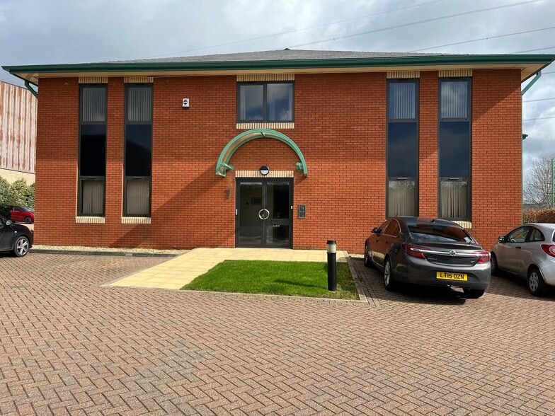 Smeaton Clos, Aylesbury for lease - Building Photo - Image 1 of 18