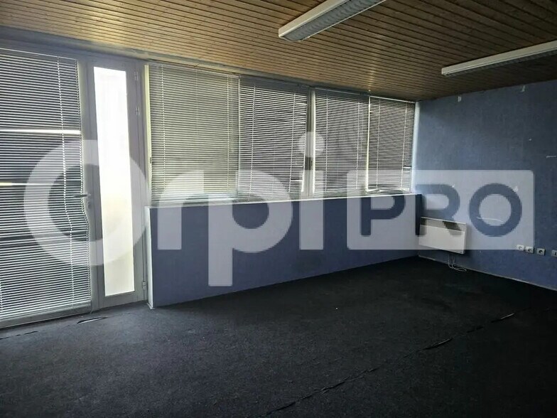 Flex in SAINT-JEAN-D'ILLAC for lease - Building Photo - Image 3 of 5