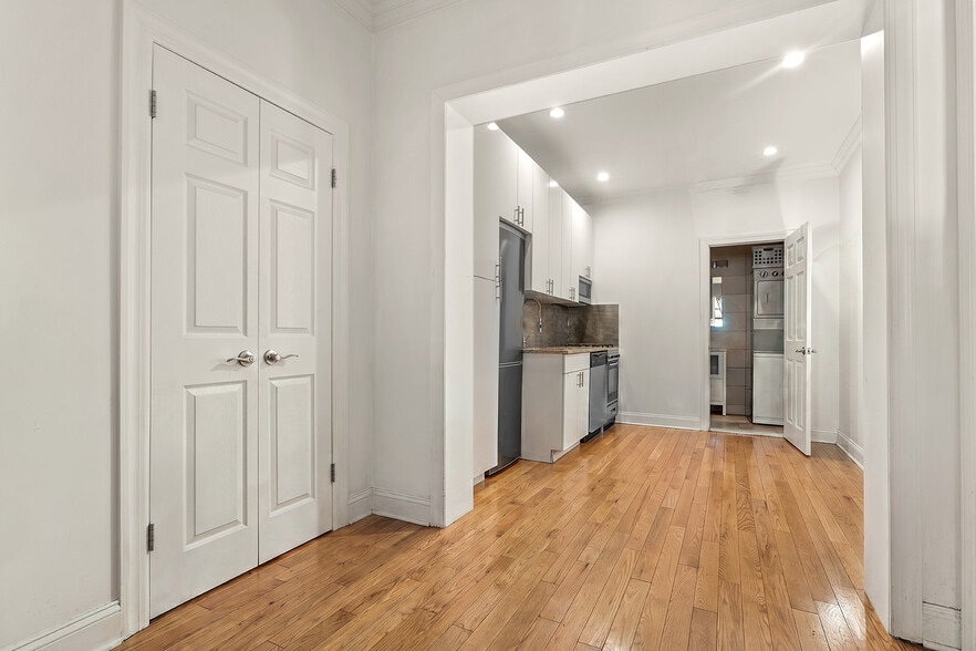 216 Third Ave, New York, NY à vendre - Photo du bâtiment - Image 2 de 6
