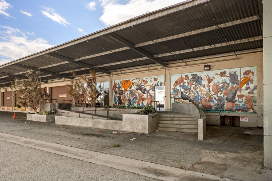 3150 E 46th St, Los Angeles, CA à louer - Photo du bâtiment - Image 2 de 42