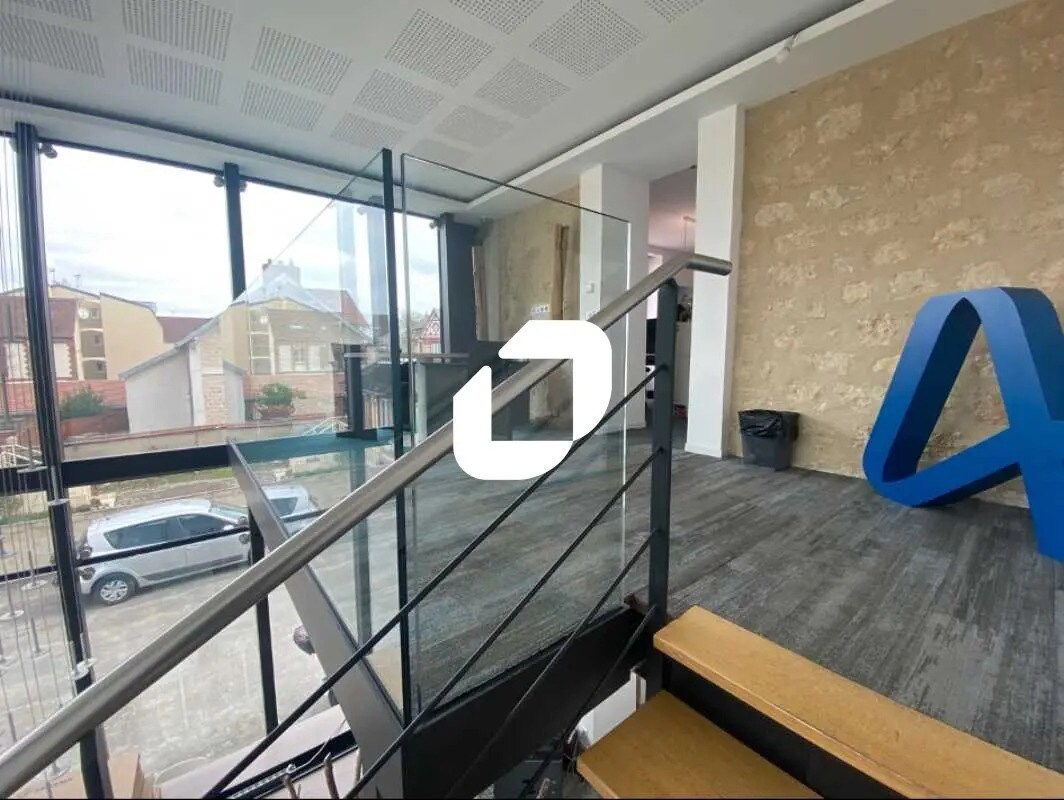 Office in L'Isle-Adam for lease Interior Photo- Image 1 of 4
