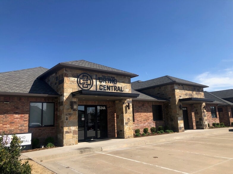 1624 Midtown Plz, Midwest City, OK for lease - Building Photo - Image 3 of 3