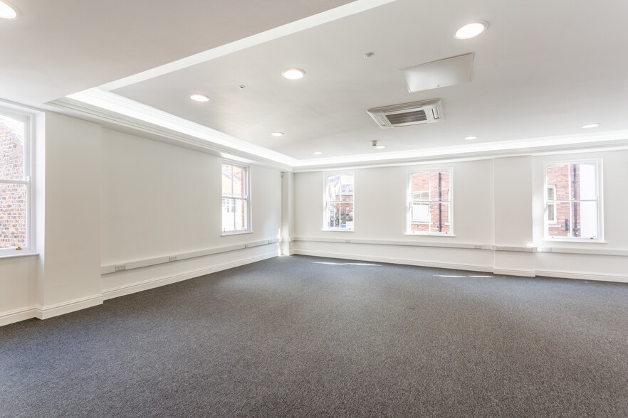 14 Swinegate Ct E, York for lease - Interior Photo - Image 3 of 10