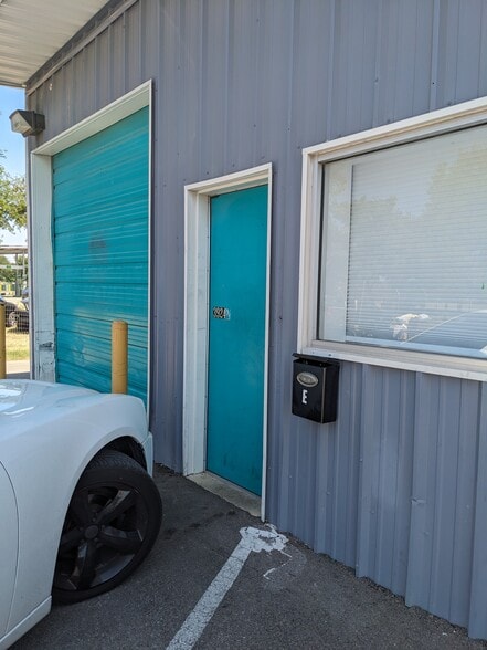 3924 Woodbury Dr, Austin, TX for lease - Building Photo - Image 2 of 10