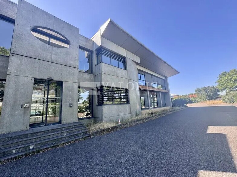 Flex in Décines-Charpieu for lease - Building Photo - Image 1 of 3