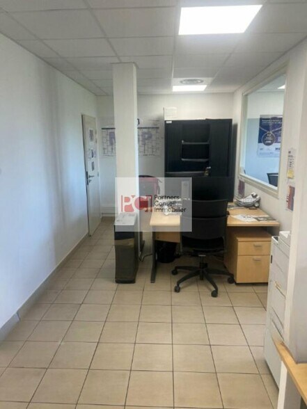 Office in Nîmes for lease - Interior Photo - Image 2 of 3