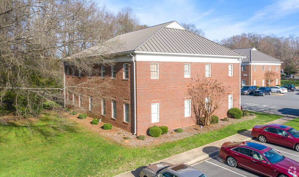 2730 E WT Harris Blvd, Charlotte, NC à louer - Photo du bâtiment - Image 2 de 27