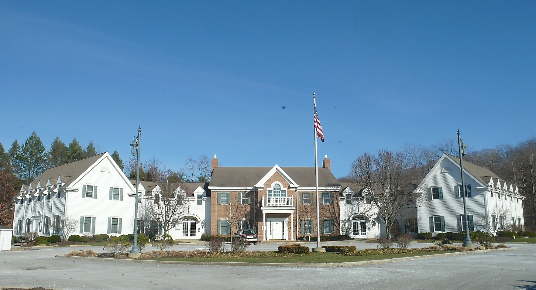 7160 Chagrin Rd, Chagrin Falls, OH à louer Photo du b timent- Image 1 de 8