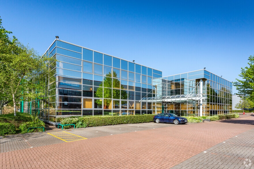 Park Ave, Almondsbury for lease - Primary Photo - Image 1 of 7