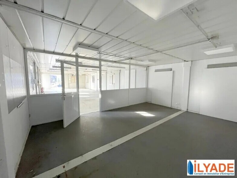 Flex in Peynier for lease - Interior Photo - Image 2 of 2