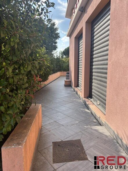 Retail in Aix-en-Provence for lease - Building Photo - Image 2 of 7