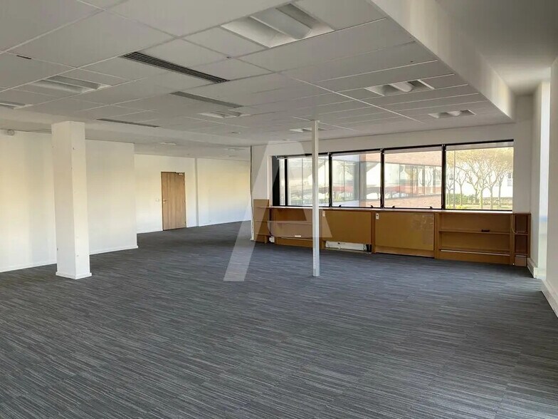 Bureau dans Ivry-sur-Seine à louer - Photo du bâtiment - Image 2 de 5