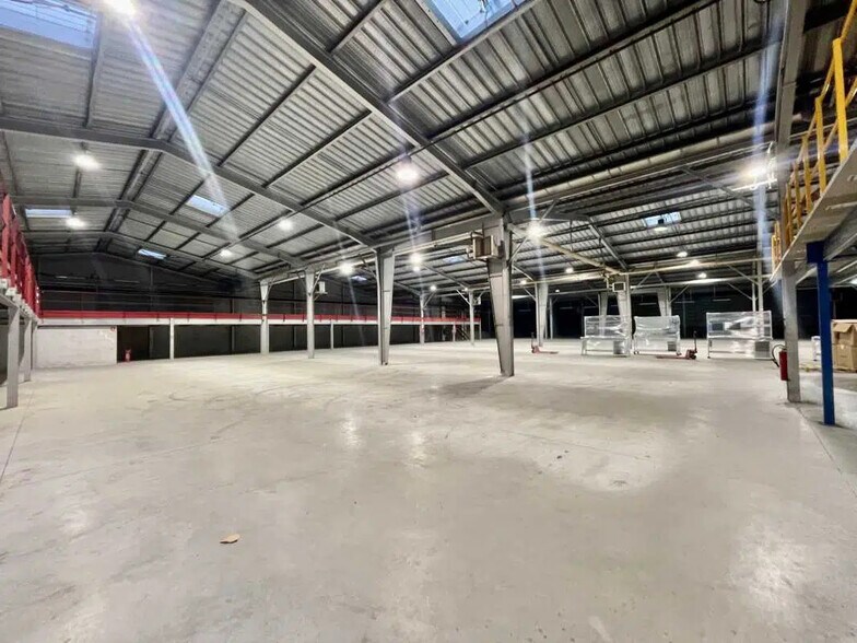 Bureau dans Sotteville-lès-Rouen à louer - Photo du bâtiment - Image 2 de 50