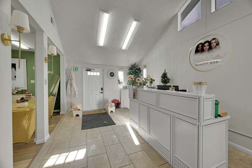 7296 Magnolia St, Commerce City, CO for sale - Interior Photo - Image 2 of 29