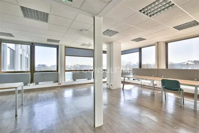 Office in Saint-Cloud for lease - Interior Photo - Image 3 of 7