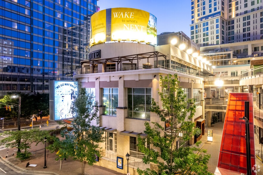 210 E Trade St, Charlotte, NC for lease - Building Photo - Image 3 of 15