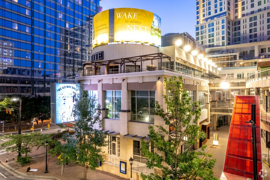 210 E Trade St, Charlotte, NC à louer - Photo du bâtiment - Image 3 de 15