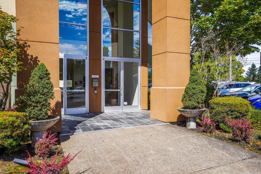 6902 SE Lake Rd, Milwaukie, OR à louer - Photo du bâtiment - Image 3 de 22