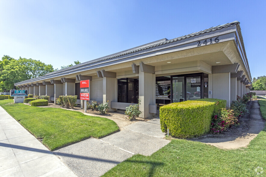 2416 W Shaw Ave, Fresno, CA à vendre - Photo principale - Image 1 de 1