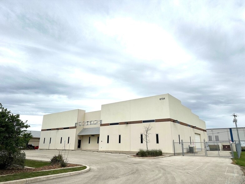 6724 Guada Coma Dr, Schertz, TX à louer - Photo principale - Image 1 de 5