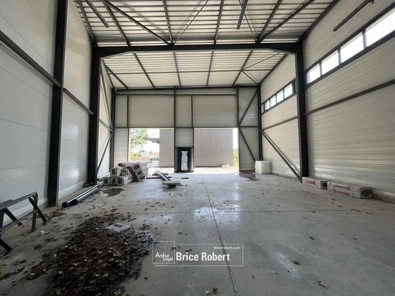 Bureau dans Brindas à louer - Photo du bâtiment - Image 3 de 4