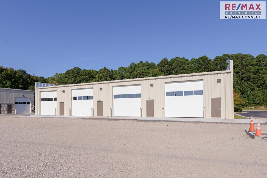 6420 Enterprise Court, Gloucester, VA à louer - Photo du bâtiment - Image 3 de 5