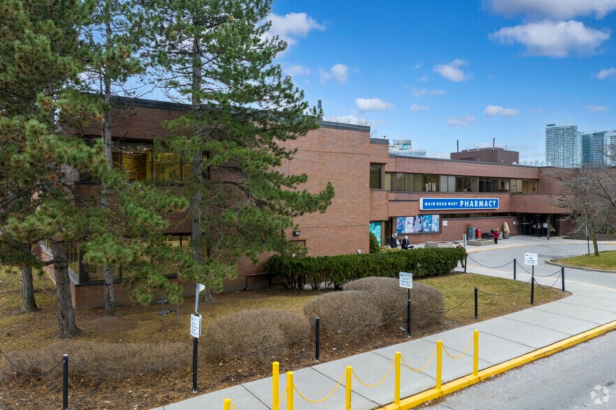 1333 Sheppard Ave E, Toronto, ON à louer - Photo du bâtiment - Image 2 de 3