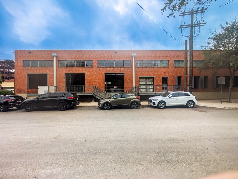 203 E Jones Ave, San Antonio, TX for lease - Building Photo - Image 1 of 18