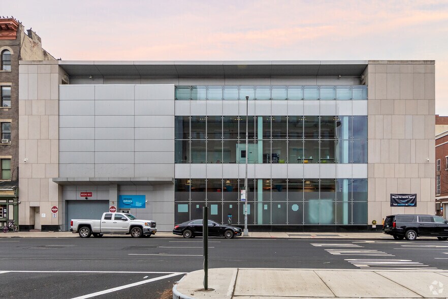 706 11th Ave, New York, NY à louer - Photo du bâtiment - Image 2 de 8