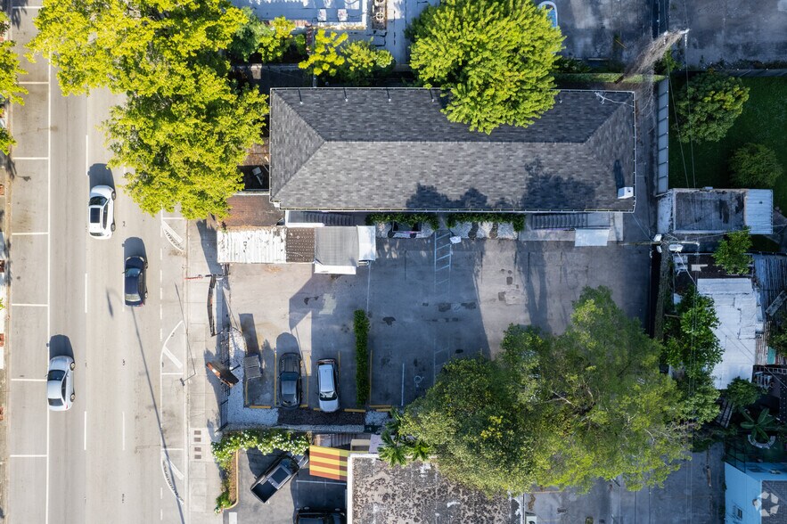 2340 SW 8th St, Miami, FL à louer - Photo du bâtiment - Image 3 de 6