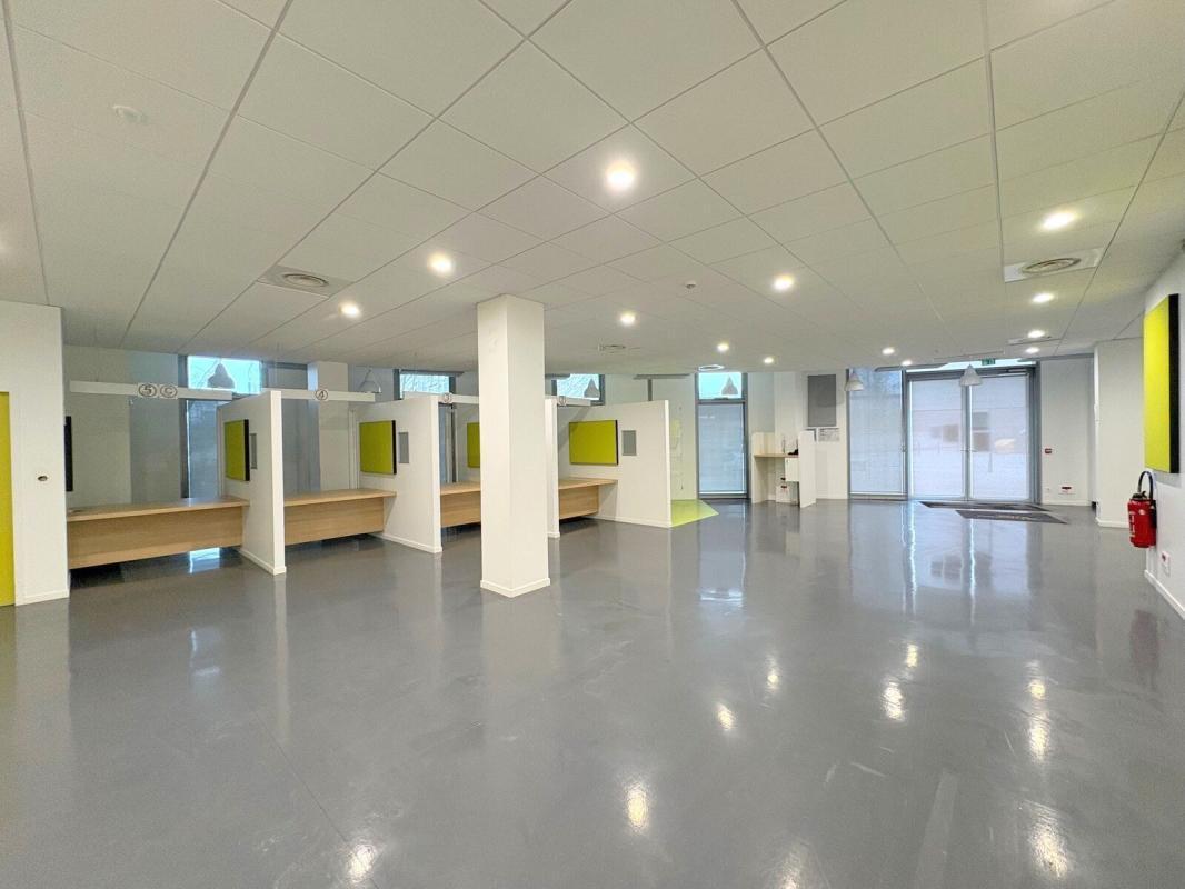 Retail in Saint-Germain-en-Laye for lease Interior Photo- Image 1 of 11