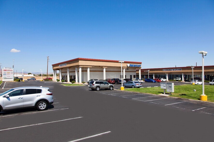 3005 E Palmdale Blvd, Palmdale, CA à louer - Photo du bâtiment - Image 2 de 7