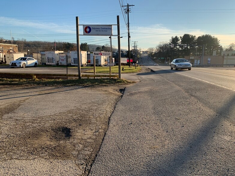 2435 W Pike St, Houston, PA for sale - Building Photo - Image 3 of 17