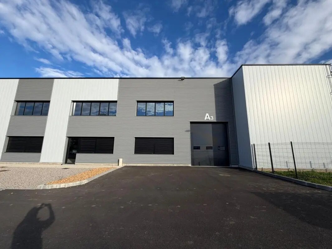 Office in OULLINS-PIERRE-BÉNITE for lease Building Photo- Image 1 of 6