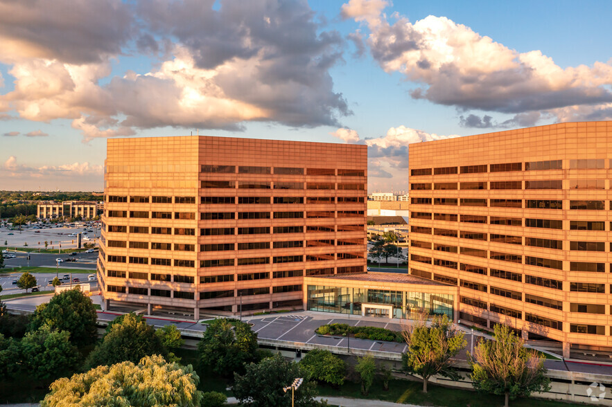 1 Mid America Plz, Oakbrook Terrace, IL à louer - Photo du bâtiment - Image 3 de 11