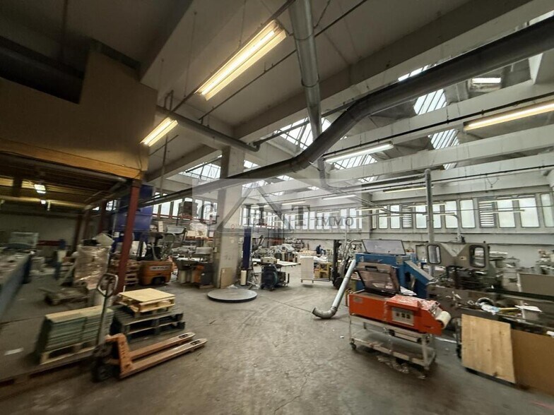 Industrial in Montreuil for lease - Interior Photo - Image 3 of 4