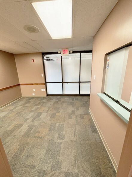 6789 Ridge Rd, Parma, OH à louer - Photo du bâtiment - Image 3 de 8