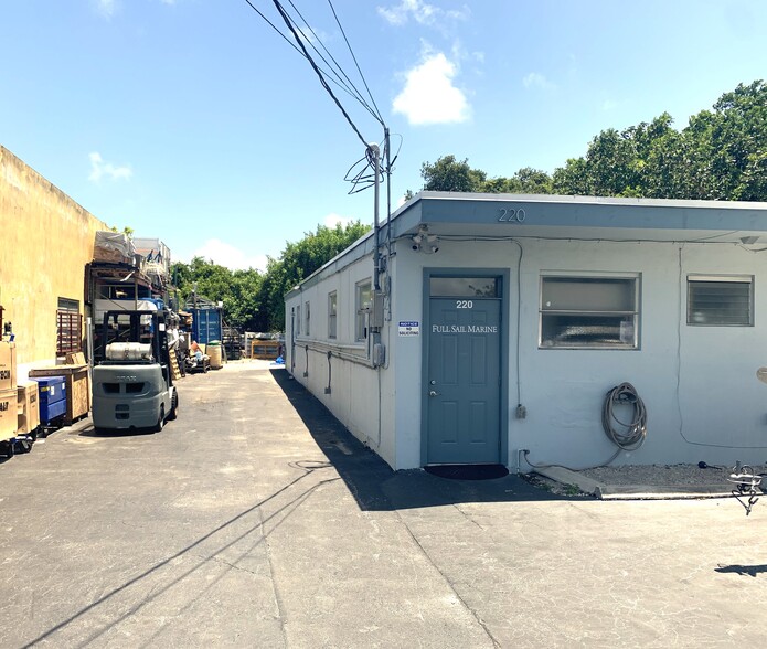 220 SW 30th St, Fort Lauderdale, FL for lease - Building Photo - Image 1 of 5