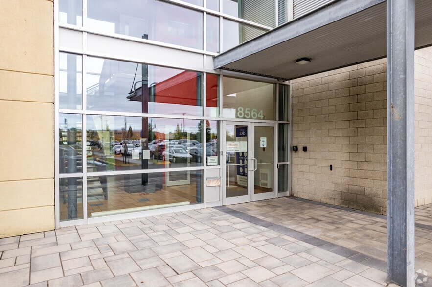 8550-8560 Boul Newman, Montréal, QC for lease - Building Photo - Image 3 of 3